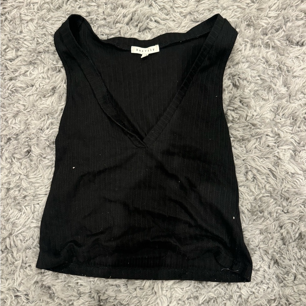 Black cropped v-neck shirt
